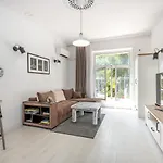 Jazz & Wine & Next To Sea Garden & Parking & Hbo & Netflix & 2 Bathrooms Apartment *