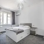 Jazz & Wine & Next To Sea Garden & Parking & Hbo & Netflix & 2 Bathrooms Apartment