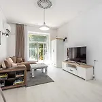 Jazz & Wine & Next To Sea Garden & Parking & Hbo & Netflix & 2 Bathrooms Apartment *