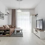 Jazz & Wine & Next To Sea Garden & Parking & Hbo & Netflix & 2 Bathrooms Apartment *