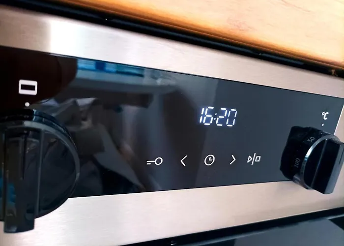 Boutique 100sqm apARTment&2 Bathrooms&Next to Sea Garden&Parking&HBO&Netflix