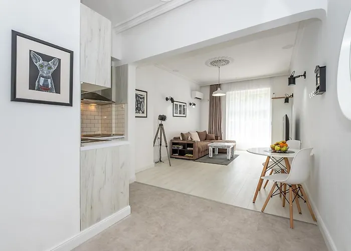 Boutique 100sqm apARTment&2 Bathrooms&Next to Sea Garden&Parking&HBO&Netflix